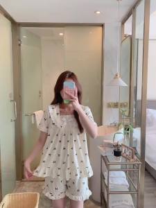 Bộ Đồ Ngủ Mùa Hè Dành Cho Nữ Với Chi Tiết Nơ Áo Tay Phồng Cổ Vuông Và Quần Short Co Giãn Họa Tiết Dâu Tây Đáng Yêu Chất Liệu Mềm Mại