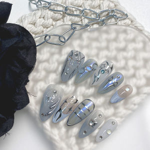 เล็บรูปอัลมอนด์กดด้วยมือ 10 ชิ้น เล็บปลอมที่สวยงาม เพ้นท์เล็บไล่ระดับสีฟ้า เหมาะสําหรับผู้หญิง