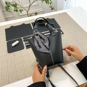 กระเป๋าถือทรงถังทำจากผ้า DIY กระเป๋าสะพายข้างสำหรับผู้หญิง วัสดุสุดหรู กระเป๋าถือแบบหนัง PU ทรงสี่เหลี่ยมกลม