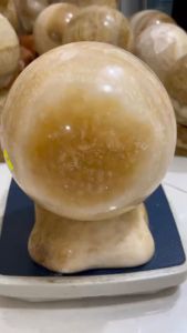 Cầu bi đá tự nhiên màu vàng cho người mệnh Kim và Thổ đường kính 19.5 cm cân nặng hơn 12 kg trong thấu ánh sáng