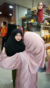 ผ้าคลุม ฮิญาบสวมสำเร็จสำหรับเด็กผู้หญิง 7ปีขึ้นไป ผืนสีดำ หน้าตุรกี สวมใส่สบายผ้าเบา HM92วาริสมุสลิม