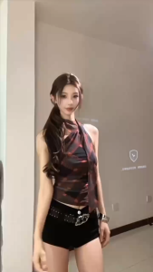 STR  พร้อมส่ง💙🤎เสื้อครอปแขนกุด เสื้อซีทรูลายสก๊อคคอสูงดีเทลพันรอบคอ ทรงรัดรูป เซ็กซี่แฟชั่น ลำลอง ผู้หญิง ชุดไปเที่ยว