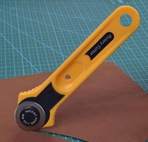 เครื่องตัดผ้าแบบหมุน28/45มม. สำหรับงานตัดเย็บบัตรผ้ากระดาษควิลท์ผ้าลูกกลิ้งตัดกรรไกรตัดชุดเครื่องมือทำเสื้อผ้า