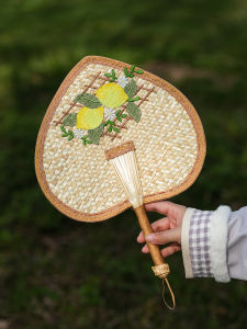 พัดกระดาษใบกลีบกลมสไตล์โบราณทำจากเส้นใยข้าวโพด ทรงกลม ขนาดเล็ก ที่จับได้ดี สวยงาม ทนทาน ใช้งานง่าย สำหรับฤดูร้อน