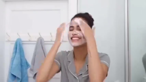 Blueberry Cleanser Brightening Facial Wash BPOM Ceramide Dense Foam Face Wash 100g sabun cuci muka Pembersih Wajah Pemutih Penghilang Flek Hitam Anti Acne Membersihkan kotoran Berjerawat dan minyak whitening Menjaga pelindung kulit Pembersihan Lembut