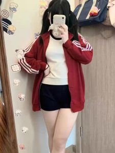 เสื้อแจ็คเก็ตสตรีสไตล์เกาหลี ทรงหลวม คอตั้ง สีแดง เสื้อสเวตเตอร์กีฬา 3 แถบ แฟชั่นฤดูใบไม้ร่วง เสื้อคลุมกันหนาวแบบบาง