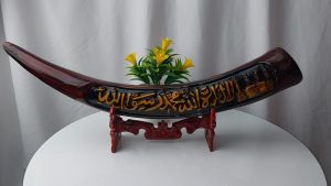 Pajangan Dinding Hiasan Meja Lemari Kaca Kaligrafi Replika Taring Gading Gajah Kalimat Tuhid Coklat