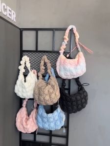 B58)ใหม่ ร้อนสไตล์เกาหลีผู้หญิงกระเป๋าสะพายไหล่กระเป๋าสะพายข้างกระเป๋านุ่มเวอร์ชั่นเกาหลีนิชเมฆจีบรักแร้กระเป๋าสบายๆถุงเกี๊ยว