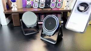 ZJ-08 การชาร์จแบบไร้สาย ลำโพงเหนี่ยวนำไร้สาย 3 in 1ขาตั้งมัลติฟังก์ชั่น ลำโพงเซ็นเซอร์/ลำโพงบลูทูธ เพียงแค่วางเพื่อเชื่อมต่ออัตโนมัติ โหมด FM วิทยุ และไฟ LED ในตัว