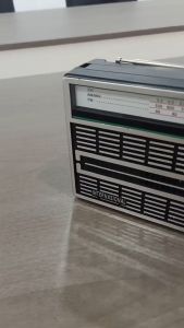 Radio Listrik AC-DC-FM Type F-4250C dengan Batera Radio Jadul Internasional