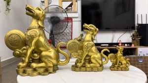 Tượng chó bằng đồng phong thủy chữ Phúc 3 cỡ cao 12cm 25cm và 35cm