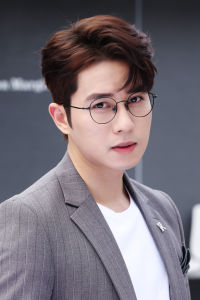 บางเฉียบน้ำหนักเบาแว่นตาอ่านหนังสือบล็อกแสงสีฟ้าสำหรับนักธุรกิจผู้ชายสำนักงานผู้อ่าน Diopters ถึง + 4.0