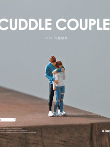 รูปคู่รักกอดกันขนาดเล็ก Resin Model พื้นที่สำหรับถ่ายภาพ DIY ของเล่นขนาดเล็ก ตัวละครในเรื่องราวนิยายฝัน