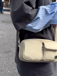 กระเป๋าสะพายชาย จุของได้เยอะ มีซิป มีหลายสีให้เลือก สไตล์เกาหลี แฟชั่นมา กระเป๋าสะพายข้าง