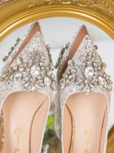 รองเท้าแต่งงานสีเงิน รองเท้าแต่งงานคริสตัลฤดูใบไม้ร่วง/ฤดูหนาว รองเท้าแต่งงานส้นสูงสำหรับผู้หญิง รองเท้าแต่งงานแบบสวมหัวแหลม รองเท้าแต่งงานส้นเตี้ย