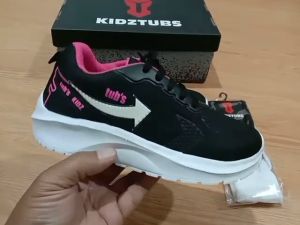 Sepatu Sekolah Anak Perempuan Cewek Cowok Warna Hitam Murah Tali Perekat Rekat Velcro Kecil Tanggung Umur Usia PAUD TK SD SMP SMA Kelas 1 2 3 4 5 6 7 8 9 0 Tahun-Kidztubs0124222038