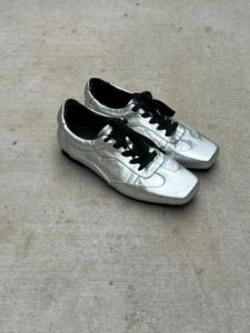 Giày Thể Thao Đáy Phẳng Màu Bạc Cổ Điển Nữ 2024 Phong Cách Mới Châu Âu Và Phong Cách Mỹ Nút Thắt Nút Thoải Mái Giày Cỡ Lớn