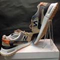 sepatu pria sneakers sport dan santai. 