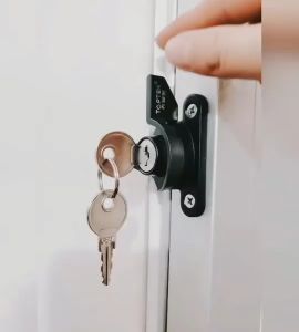 01 Khóa cửa vỏ sò bằng hợp kim kẽm dùng cho cửa sổ trượt lùa kèm 2 chìa khóa