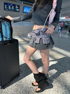 กระโปรงสั้นลายทางย้อนยุคสไตล์อเมริกันพร้อมเชือกผูกเอว กระโปรงสั้นสุดเก๋สำหรับผู้หญิง กระโปรงสั้นเอวต่ำเข้ารูปดีไซน์เก๋ไก๋