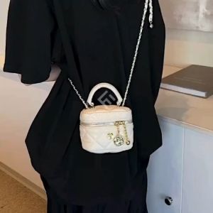 Tas Selempang Mini Wanita Slingbag dengan Rantai Elegan - Pilihan Gaya dan Ukuran yang Sesuai untuk Anda