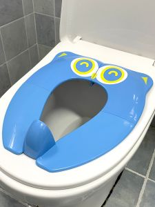 Kids Folding Toilet Portable Toilet High-Speed Rail Aircraft Toilet Mat Travel Toilet with Random Color Waterproof Bag