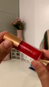 O.TWO.O Plump Shiny Crystal Lip Oil Lightweight Non-stick Reduce lip lines Makeup 4 Colors
