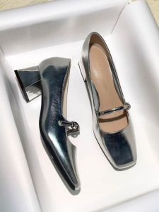 รองเท้าส้นกลาง Mary Janes สีเงินสไตล์ฝรั่งเศสสำหรับผู้หญิง ทรงหัวเหลี่ยม สายรัดข้อเท้า รองเท้าส้นสูงสำหรับใส่ไปงานปาร์ตี้ในฤดูใบไม้ร่วง