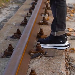 Sneakers sepatu Safety shoes Sporty casual pria dan wanita ringan ujung di lapisi besi Black & Brown