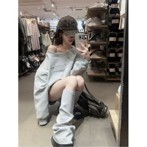 ชุดสองชิ้นสไตล์สตรีทวินเทจสไตล์อเมริกันสำหรับผู้หญิงในฤดูใบไม้ผลิและฤดูใบไม้ร่วง ชุดสเวตเตอร์คอวีแขนยาวและกางเกงขาสั้นทรงหลวม