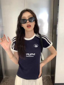 เสื้อยืดไหล่สามแท่ง Retro American ผู้หญิง ฤดูร้อน ใหม่ พลัสไซส์ พรางหุ่น ดีไซน์ แขนสั้นสีตัดกัน เสื้อท่อนบน