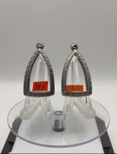 No.(153 หนา/บาง) ตลับพระ กรอบพระสแตนเลสลายไทย หลวงปู่ทวด เนื้อว่าน/โลหะ ขนาดวงใน 2.3*4.0 ซม. ขนาดที่ใส่สวย 2.0*3.6 ซม. หรือขนาดพระที่ใกล้เคียง