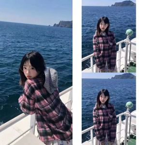 สีชมพูลายสก๊อตสบายๆลมเสื้อโปโลผู้หญิงหลวม Fit ปัก Slimming Design ต้นฤดูใบไม้ร่วงใหม่มาถึง