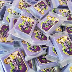 สบู่กลูต้าองุ่น เร่งผิวใสX2 ขนาด55กรัม ทำความสะอาดผิวหน้าและผิวกาย  ช่วยขจัดสิ่งสกปรก ความมันได้อย่างหมดจด