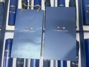 กล่องของขวัญโน้ตบุ๊กระดับไฮเอนด์พร้อมร่มและโลโก้ถ้วยความร้อนสำหรับธุรกิจและการประชุม สมุดบันทึกการประชุมระดับธุรกิจ ของขวัญจากผู้นำและนักเรียน