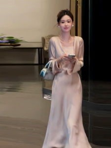 ชุดเดรสยาวคอวีแขนยาวผ้าซาตินอะซิเตทสีชมพูสไตล์ฝรั่งเศส ชุดเดรสฤดูใบไม้ร่วงสำหรับผู้หญิง ชุดราตรีขนาดเล็ก กระโปรงทรงเอ เอวเข้ารูป