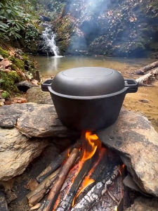 2 in 1 หม้อดัตช์โอเวนเหล็กหล่อพร้อมฝาหม้อแบบกระทะ หม้อดัตช์โอเวนพร้อมมือจับคู่ ชุดเครื่องครัวกระทะสำหรับทำขนมปัง ทอด อบ ตั้งแคมป์ บาร์บีคิว