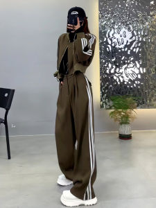 ชุดกีฬาลำลองแฟชั่นฤดูใบไม้ร่วง/ฤดูหนาวสำหรับผู้หญิง ชุดสองชิ้น เสื้อแจ็คเก็ตแขนสั้นสามแถบ + กางเกงขากว้าง ชุดแฟชั่นลำลอง