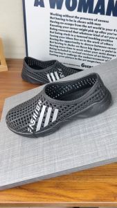 2024 New Crosss lippers for men The trend of all kinds of anti-slip beach shoes on the sense of shit network red sandals men wear Korean version of ins thick soles deodorant croc for men