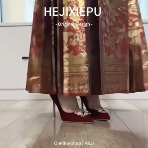 รองเท้าส้นสูงหนังนิ่มสีแดง ทรงหัวแหลม ดีไซน์ใหม่ พร้อมหัวเข็มขัดประดับเพชร รองเท้าแต่งงานสำหรับผู้หญิง ทรงหัวแหลม ส้นสูง รองเท้าส้นเดี่ยว