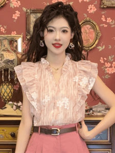 เสื้อเชิ้ตแขนสั้นผู้หญิงสไตล์วินเทจสีชมพูดอกไม้ปักสไตล์ฮ่องกงฤดูร้อน 2025 เสื้อเชิ้ตผ้าโพลีเอสเตอร์บางเฉียบ ทรงปกติ คอวี