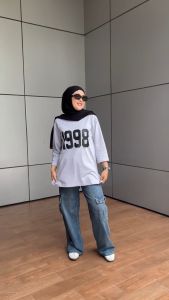 NARAGU - Atasan Sporty Lengan 7 8 Baseball Kaos Angka 1998 Wanita Oversize Hijab Friendly Combed 24s
