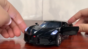 Đồ chơi xe ô tô BUGATTI LA VOITURE NOIRE bằng hợp kim chạy cót có nhạc và đèn mở được các cửa tỷ lệ 1:32 toys