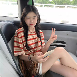 เสื้อยืดคอกลมแขนสั้นลายทางสีบล็อกสำหรับผู้หญิง ฤดูร้อน 2024 ทรงหลวม ลำลอง สไตล์เรียบง่าย ใส่ได้หลากหลาย สำหรับนักเรียน