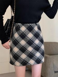 กระโปรงผ้าวูลลายสก๊อตสีแดงสำหรับคนตัวเล็กกระโปรงรัดสะโพกแมทช์ลุคง่ายเสื้อไหมพรมฤดูหนาวสำหรับผู้หญิงกระโปรงทรงเอเอวสูงใส่แล้วดูผอมเพรียว