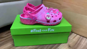 Giày sục crocs chuẩn xịn chống hôi chân nhựa tế bào êm mềm dẻo bền đi mưa lội nước đi biển Lotso gấu dâu màu hồng cho trẻ em