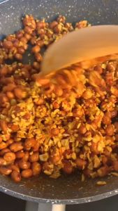 Đậu phộng rang tỏi ớt Lets Nuts hộp 500g đồ ăn vặt vị giòn tan đẫm vị dùng trên bàn khai vị chiêu đãi bạn bè