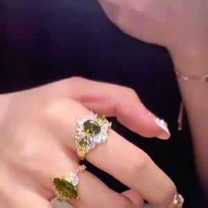 Ganten🍎Cincin Gaya Istana Vintage yang Indah/Cincin Ceruk Mewah Ringan/Cincin Terbuka Hijau Zaitun untuk Wanita