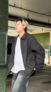 แจ็คเก็ตยีนส์ผู้ชายสไตล์เกาหลี คอปก แขนยาว ซิปปิด แฟชั่นสปอร์ตแอนด์สตรีท เสื้อแจ็คเก็ตผู้ชายสไตล์มินิมอล ราคาประหยัด คอปกสุดคลาสสิก ซิปรูดด้านหน้า เนื้อผ้าโพลีเอสเตอร์บางเบา ระบายอากาศเยี่ยม ส่งทั่วประเทศ JK056