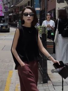 เสื้อยืดแขนกุดสไตล์ฮ่องกงย้อนยุคสำหรับผู้หญิงในช่วงฤดูร้อน เสื้อตัวบนทรงหลวมสบาย ๆ สีพื้น โพลีเอสเตอร์ ปกติ